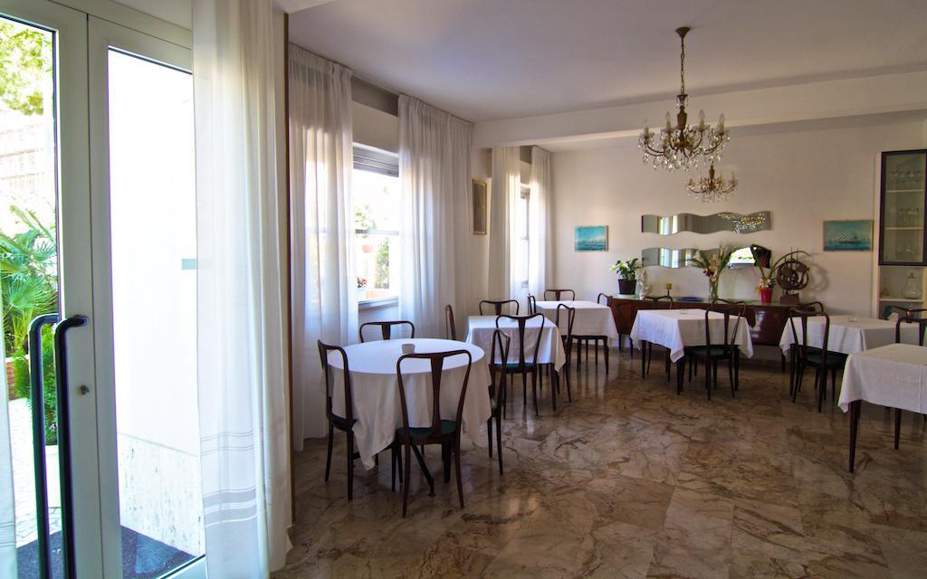 Hotel Villa Tua Riccione Exteriör bild